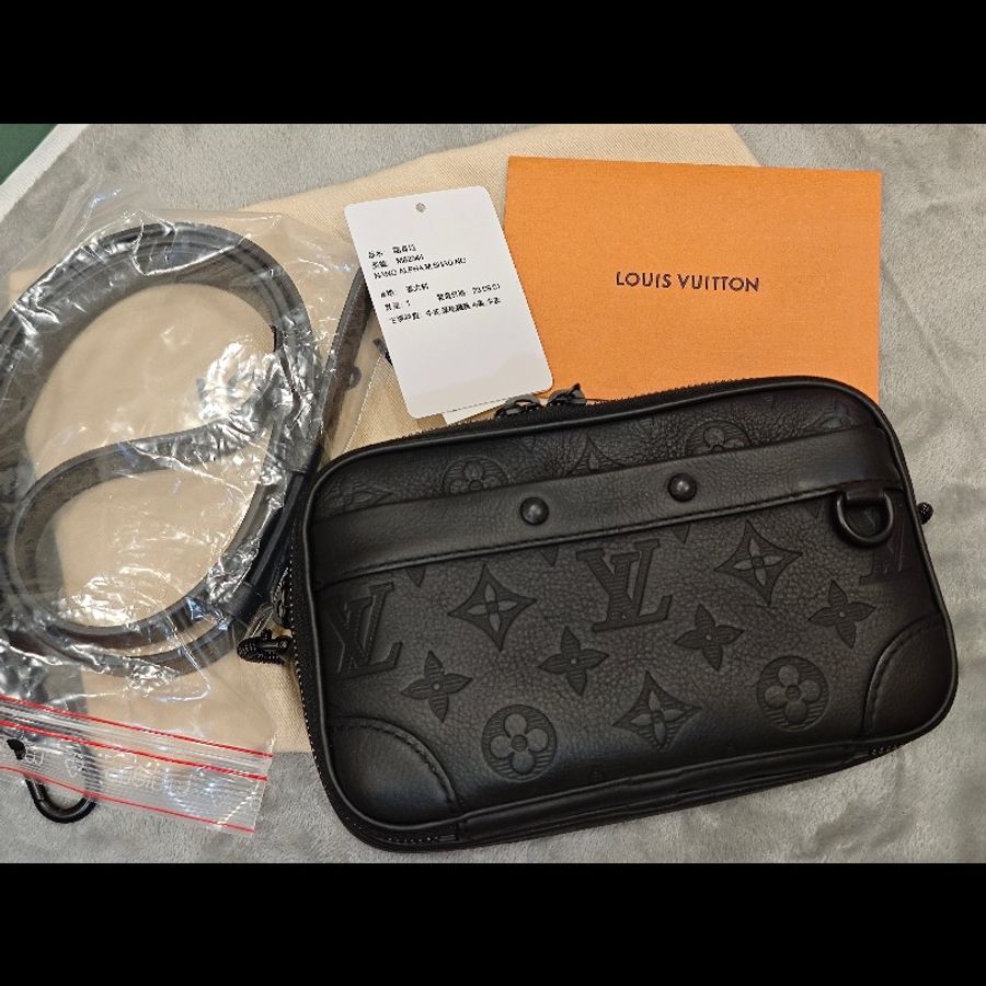 LV nano Alpha M82544 牛皮相機包-24