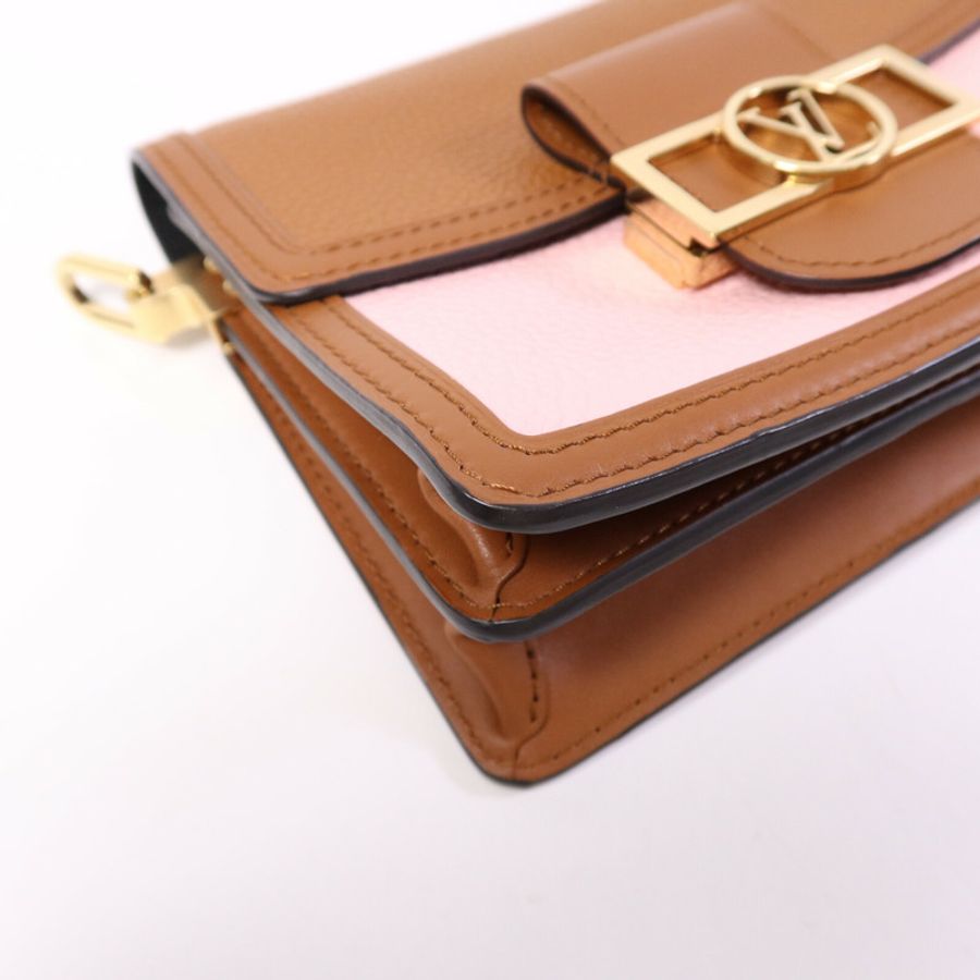 LOUIS VUITTON Taurillon Clemence Mini Dauphine金扣肩背袋-9