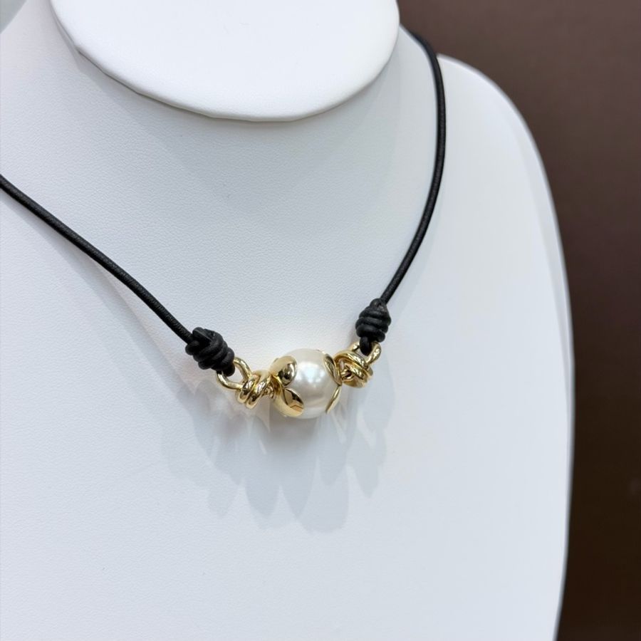 LV Knotty Pearls 黑色皮繩珍珠項鏈 LN003-0