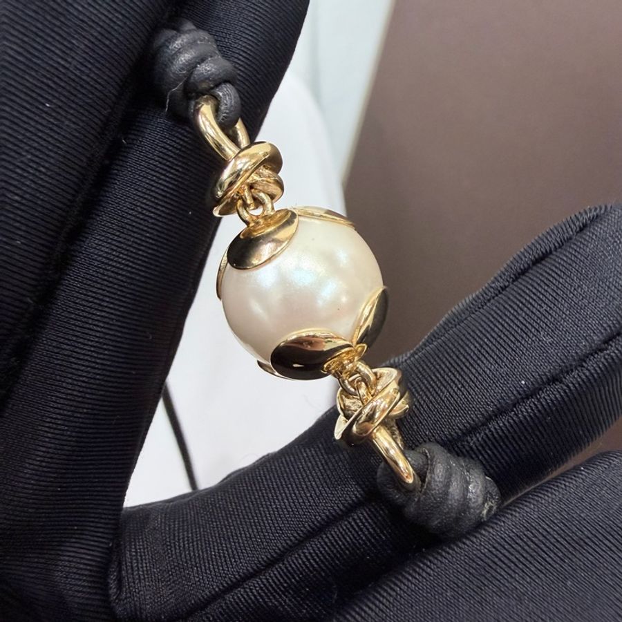 LV Knotty Pearls 黑色皮繩珍珠項鏈 LN003-3