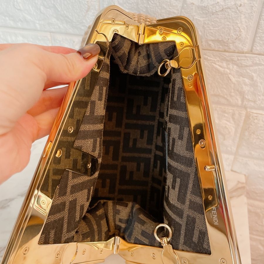 平台最低價激甜近新閒置春夏熱賣款✨ Fendi First 酒椰棕櫚葉編織包斜背包手拿包/金棕-24
