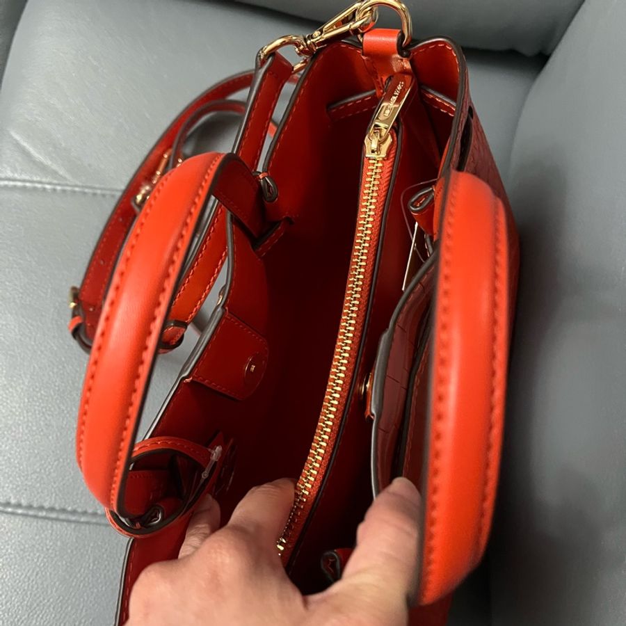 Michael Kors （MK）的 Carson 系列小號鱷魚壓紋手提包-4