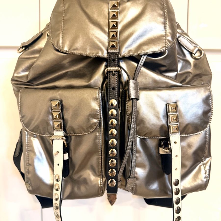 PRADA✨稀有✨銀色鉚釘尼龍後背包 1BZ811 收藏款 高辨識度雙肩包🎒超難撞款🔥-0