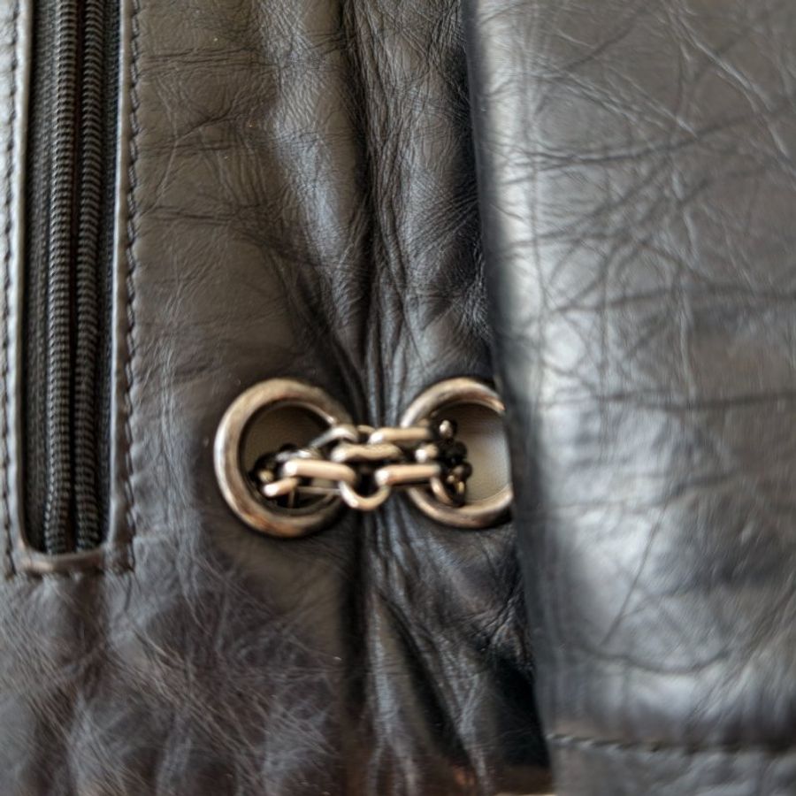 香奈兒 / Chanel 2.55 肩背包 黑銀牛皮 尺寸: 20×31.5×10 cm 年份:2011 年 14 開 97 新 釦子有裂-27