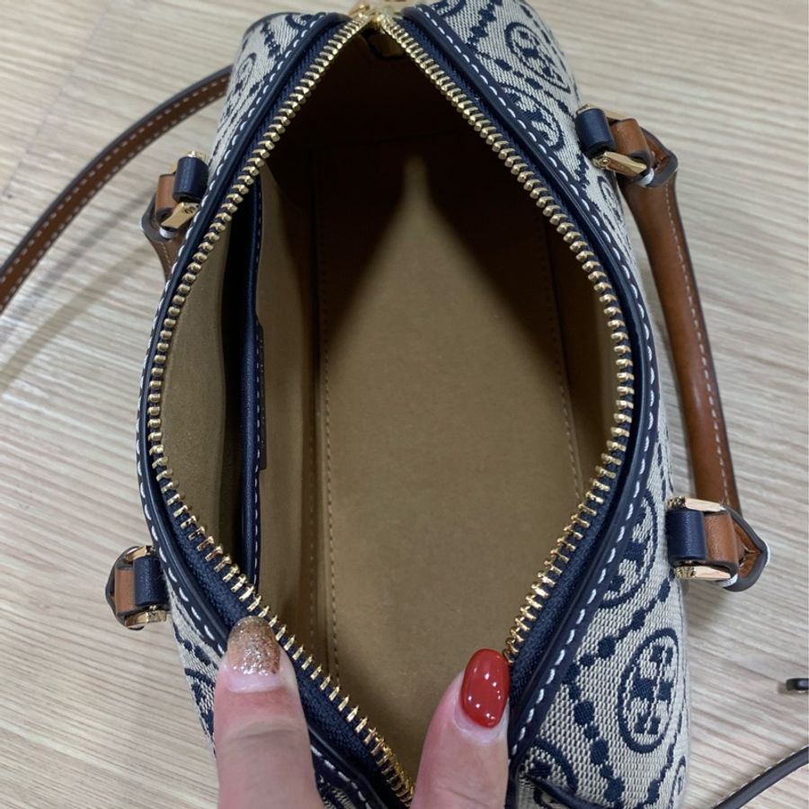 Tory Burch T-Monogram 迷你波士頓/酒桶包-14