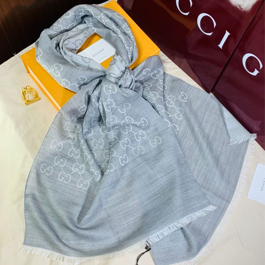 ‼️全台最甜 全新含吊牌 Gucci 古馳 淺灰老花滿版雙色 羊毛圍巾 披肩-4