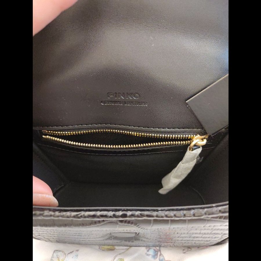 PINKO 鱷魚壓紋掀蓋側背包(黑金)-7