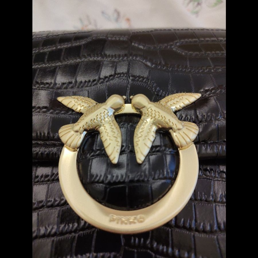PINKO 鱷魚壓紋掀蓋側背包(黑金)-9
