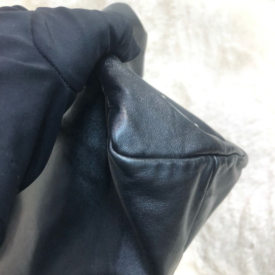 Prada 黑色全皮手提袋 IA063-13