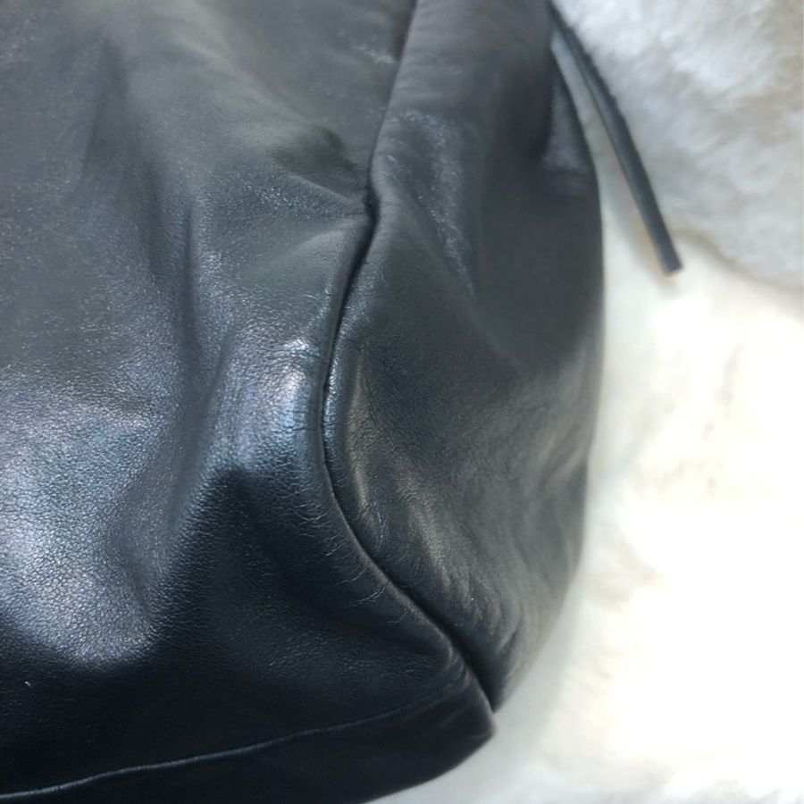 Prada 黑色全皮手提袋 IA063-15