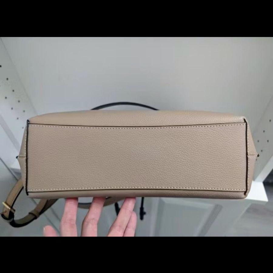 近全新 COACH 金馬車牛皮革手提/斜背水桶包 撞色 奶茶色 香檳色 經典 澳洲帶回 附吊牌-9