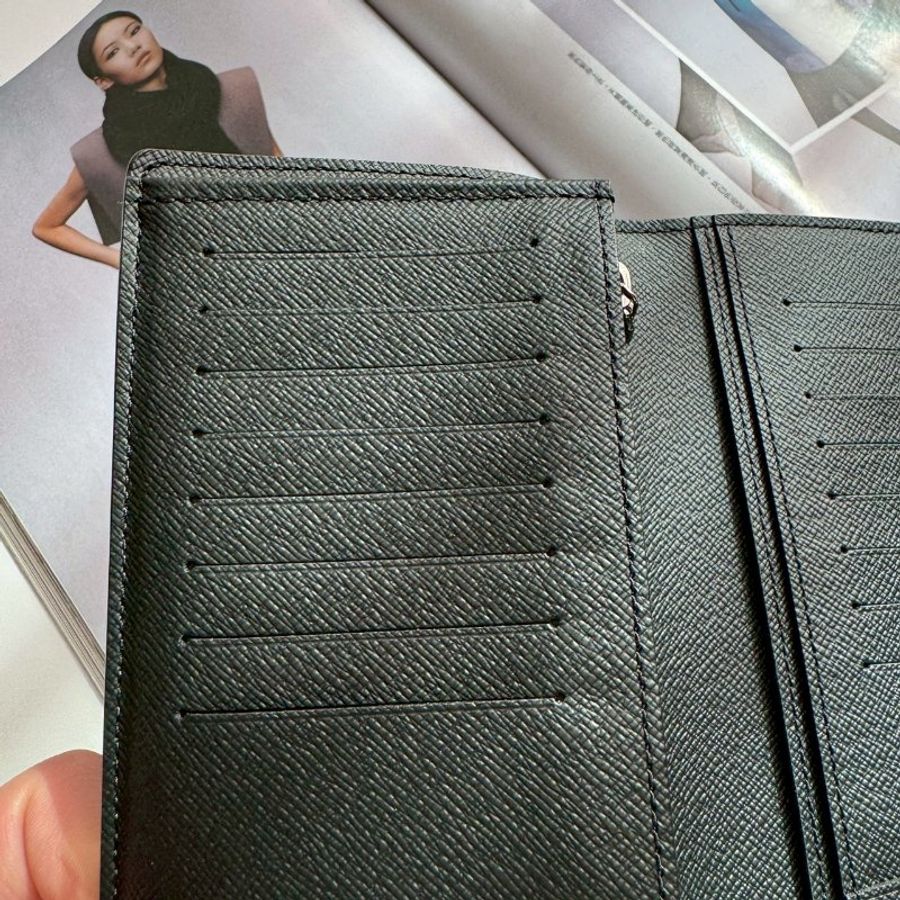 😍全新商品 LV 男生黑色花紋對開長夾-8