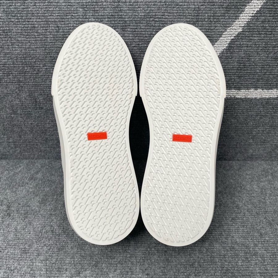 全新 未使用hermes 愛馬仕 小白色鞋皮面黑尾板鞋 42碼-4