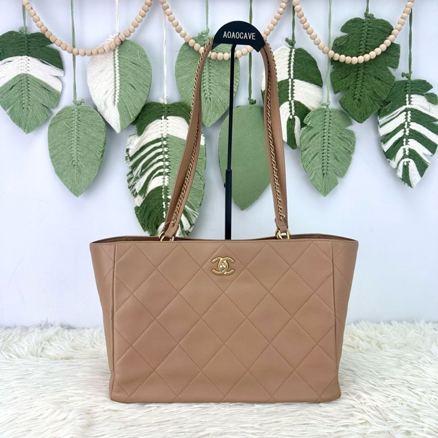 CHANEL 22b 奶茶色小牛皮 Tote bag 晶片款-0