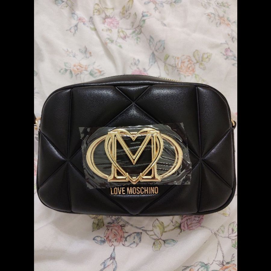 MOSCHINO  金屬Logo菱格紋斜背包 黑-0