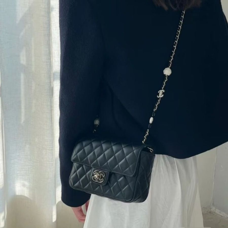 CHANEL 23P 琺瑯扣愛心皮穿鏈菱格方胖子 小羊皮斜背包 黑色 16*5cm*13cm 95新配件塵袋-0