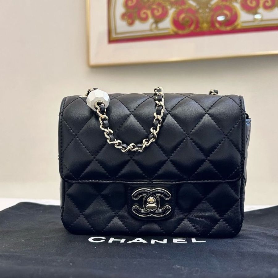CHANEL 23P 琺瑯扣愛心皮穿鏈菱格方胖子 小羊皮斜背包 黑色 16*5cm*13cm 95新配件塵袋-1