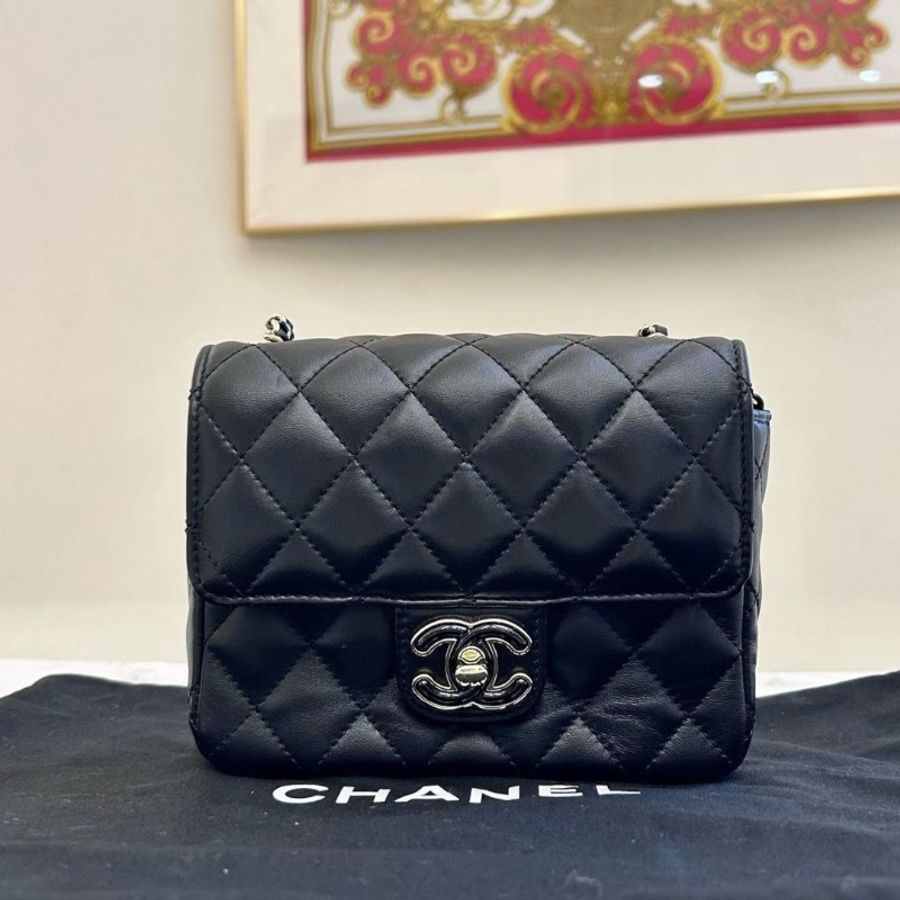 CHANEL 23P 琺瑯扣愛心皮穿鏈菱格方胖子 小羊皮斜背包 黑色 16*5cm*13cm 95新配件塵袋-7
