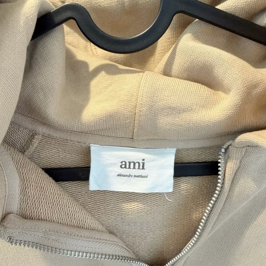 Ami Paris早秋氛圍感穿搭 溫柔香草燕麥奶茶色 連帽拉鏈外套、休閒外套、帽踢外套-7
