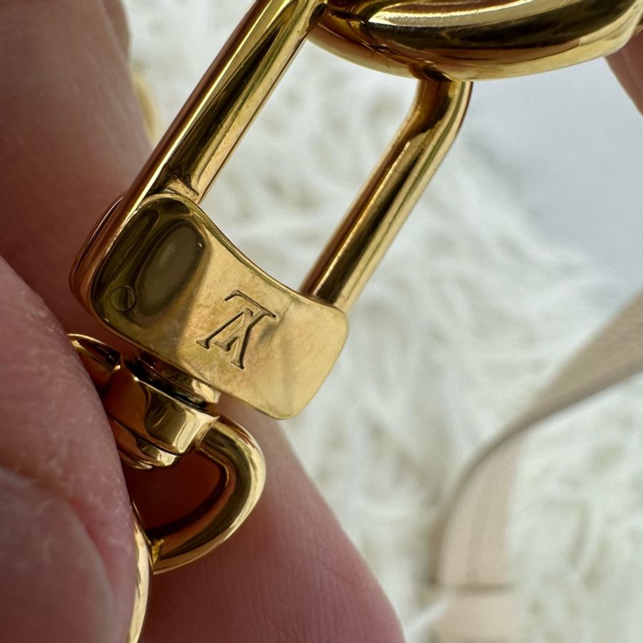 LV BACKUP 奶油色真皮壓紋背包 晶片款 2025年-6
