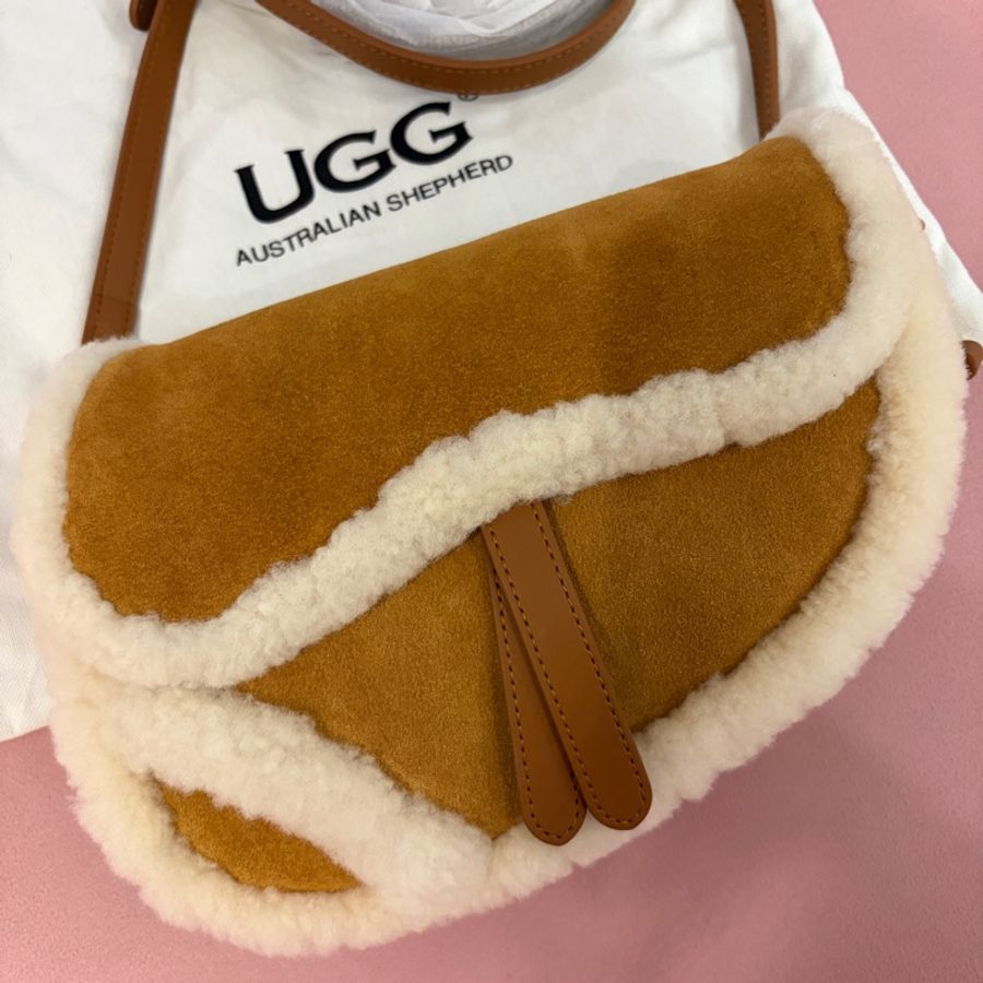 UGG毛毛斜背肩背馬鞍包-1