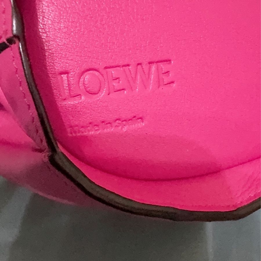 未使用LOEWE 經典Elephant 斜背小包-33
