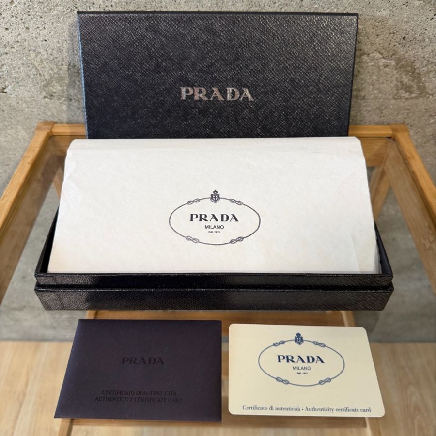 甜價出售使用感顯著四角有磨Prada菱格拉鏈長夾-27