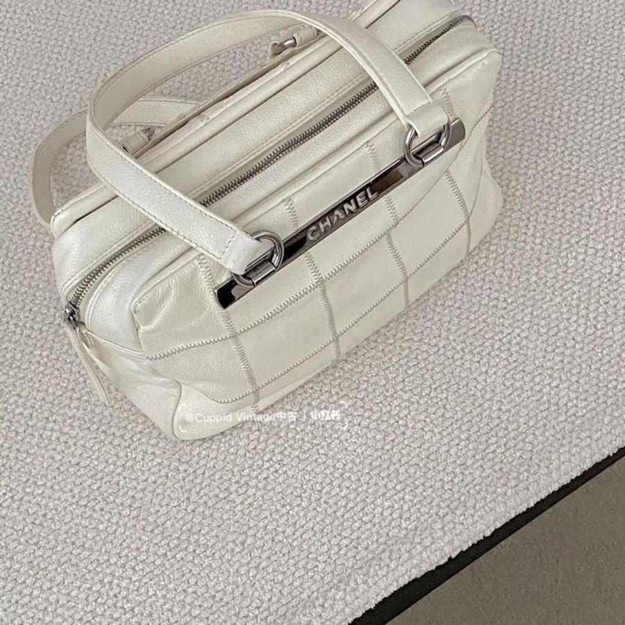 Chanel • 白色字母荔枝牛皮保齡球包-1