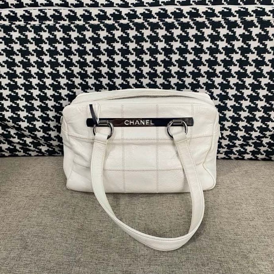 Chanel • 白色字母荔枝牛皮保齡球包-3