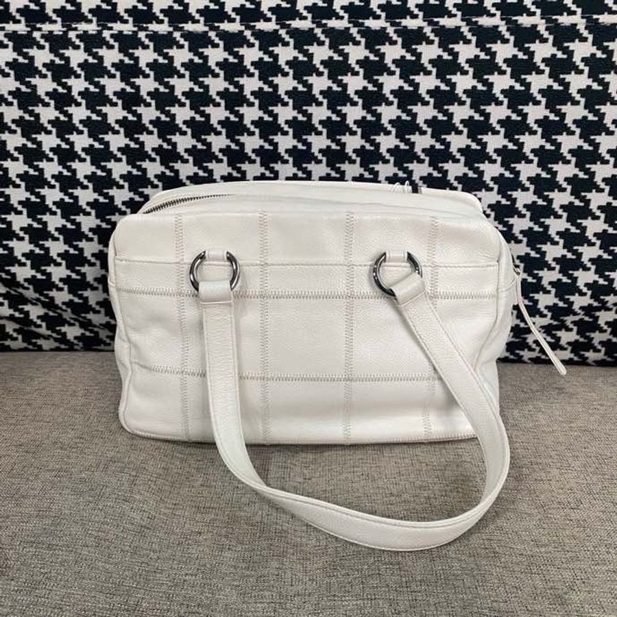 Chanel • 白色字母荔枝牛皮保齡球包-4