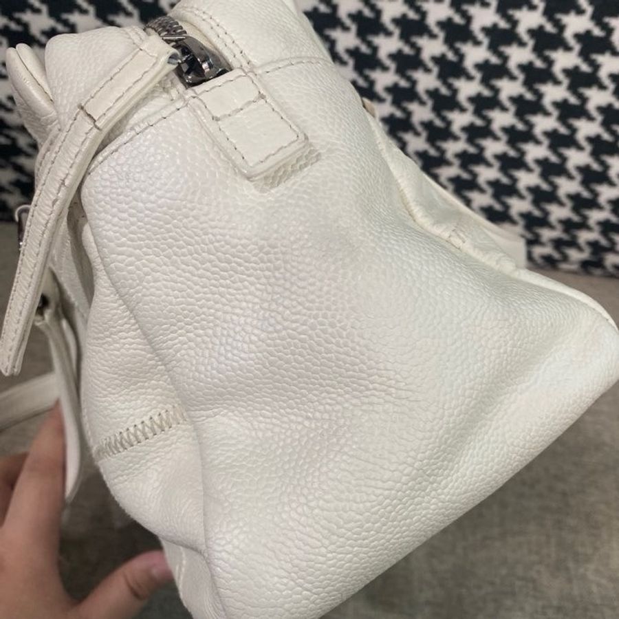 Chanel • 白色字母荔枝牛皮保齡球包-8