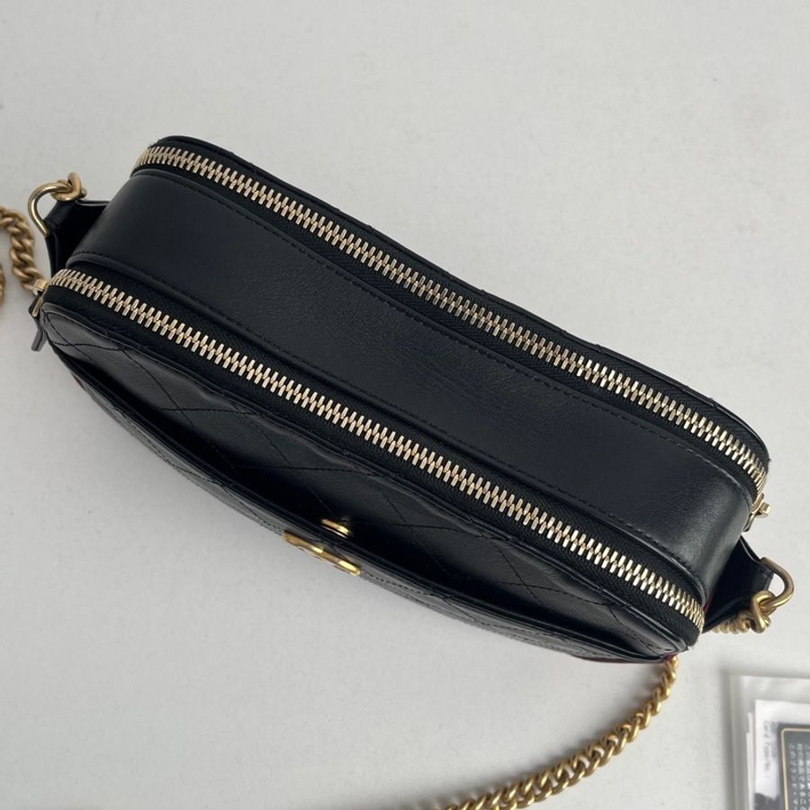 【近新閒置品】Chanel香奈兒26開黑金嬉皮徽章雙層斜挎鏈條相機包-3