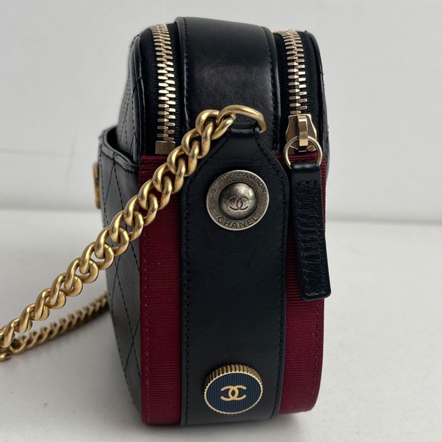 【近新閒置品】Chanel香奈兒26開黑金嬉皮徽章雙層斜挎鏈條相機包-5