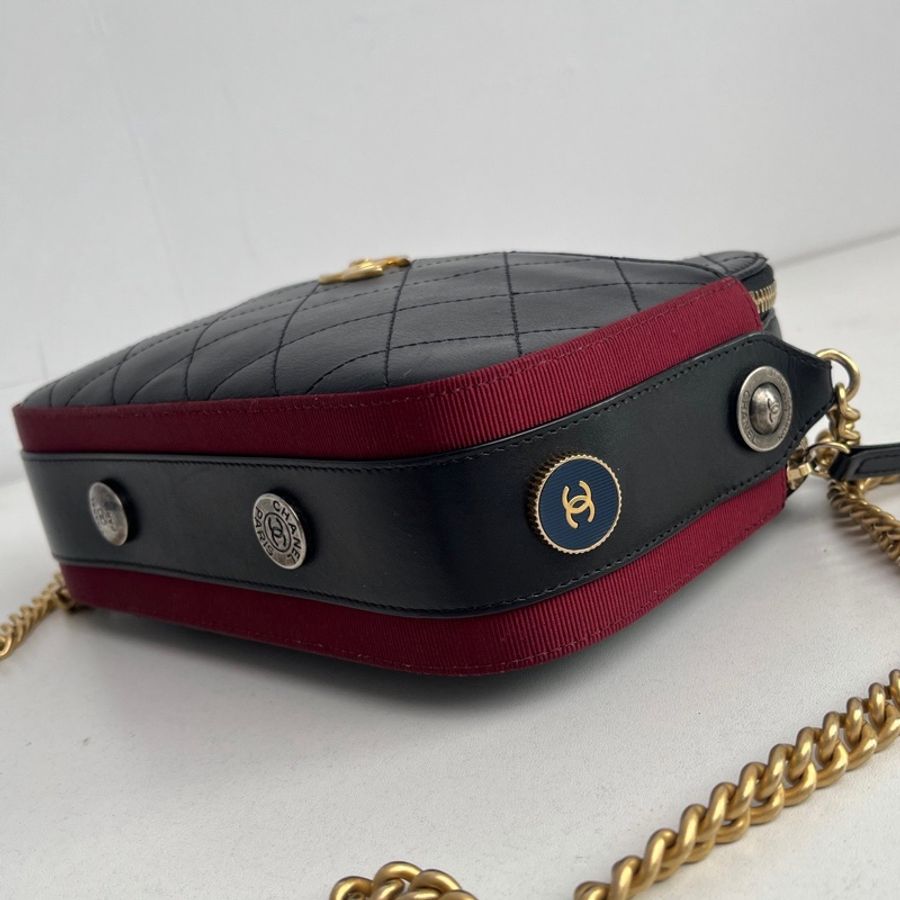 【近新閒置品】Chanel香奈兒26開黑金嬉皮徽章雙層斜挎鏈條相機包-7