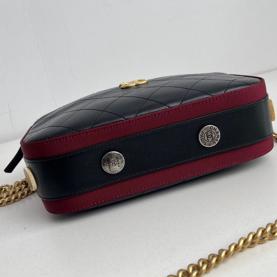 【近新閒置品】Chanel香奈兒26開黑金嬉皮徽章雙層斜挎鏈條相機包-9