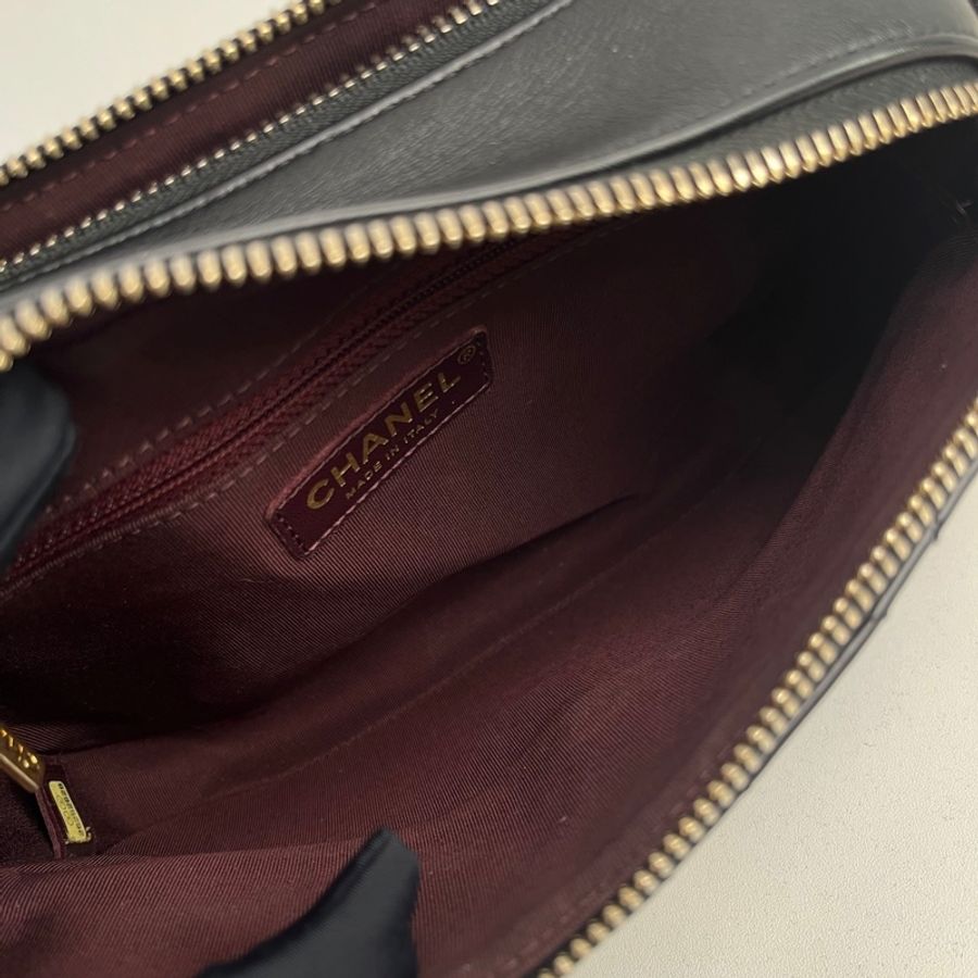【近新閒置品】Chanel香奈兒26開黑金嬉皮徽章雙層斜挎鏈條相機包-11