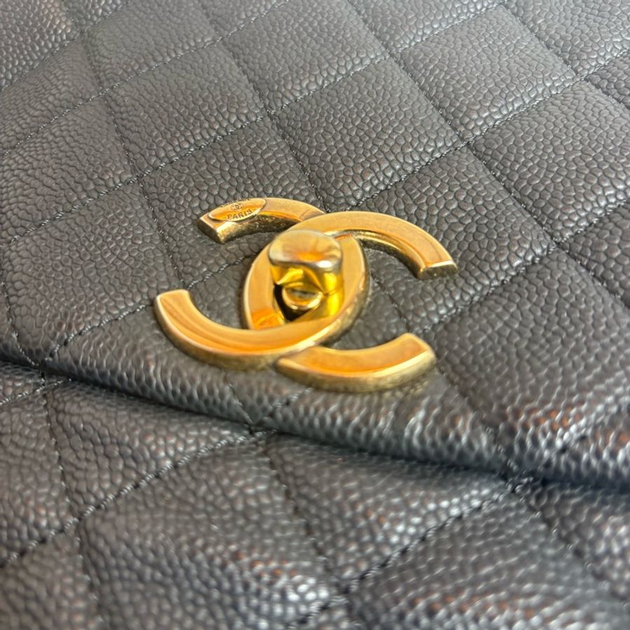 chanel 黑色荔枝皮 金扣 大logo 兩用包-11