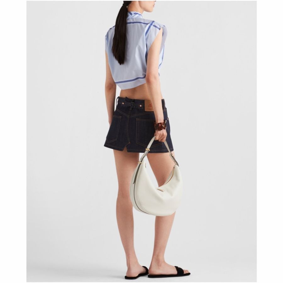 Prada 女士 低腰迷你牛仔半身裙IT-40 IT-42碼模特身高 178 CM，所穿尺碼為 38-4