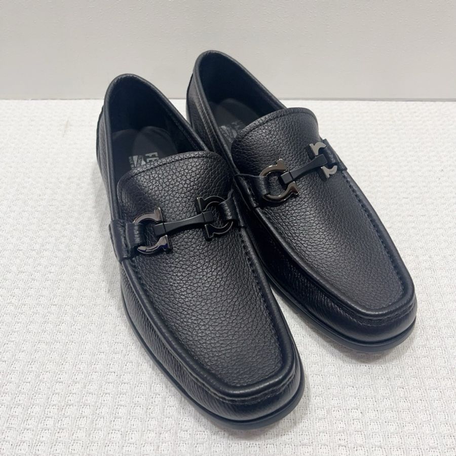 閒置新Salvatore Ferragamo/菲拉格慕黑色馬蹄扣休閒鞋尺寸7碼，40碼，寬度3-5