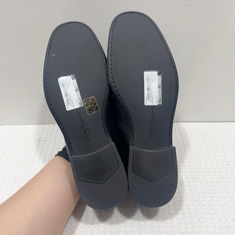 閒置新Salvatore Ferragamo/菲拉格慕黑色馬蹄扣休閒鞋尺寸7碼，40碼，寬度3-7