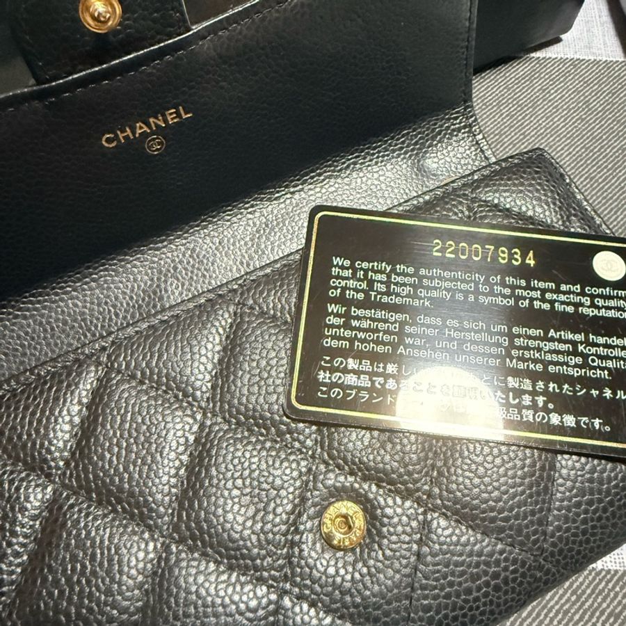 CHANEL經典雙 C LOGO 黑色荔枝牛皮金釦翻蓋長夾 發財包-0