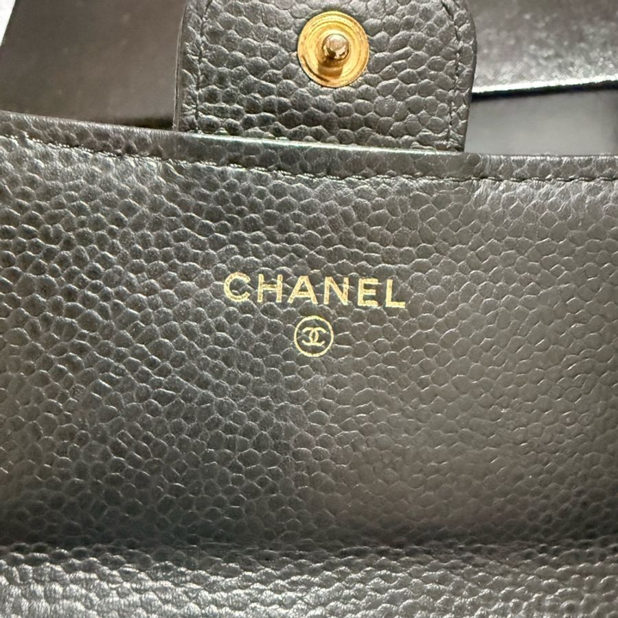 CHANEL經典雙 C LOGO 黑色荔枝牛皮金釦翻蓋長夾 發財包-2