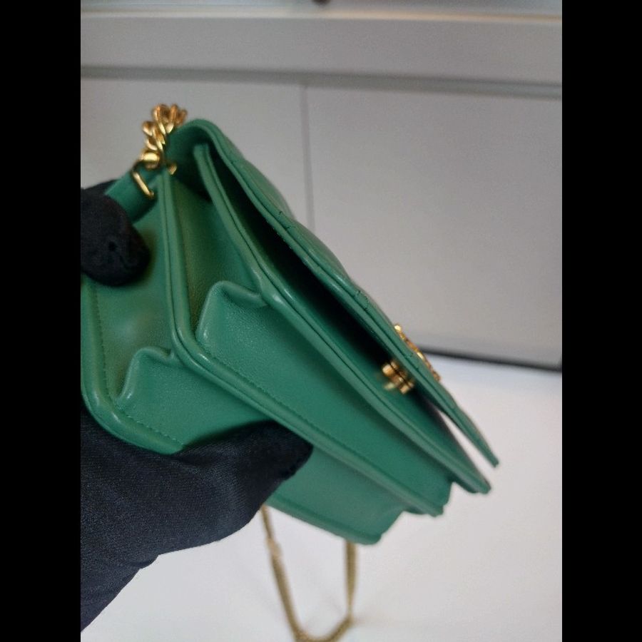Chanel 粉牌飾金鍊水綠羊皮斜背小口蓋包 15-8