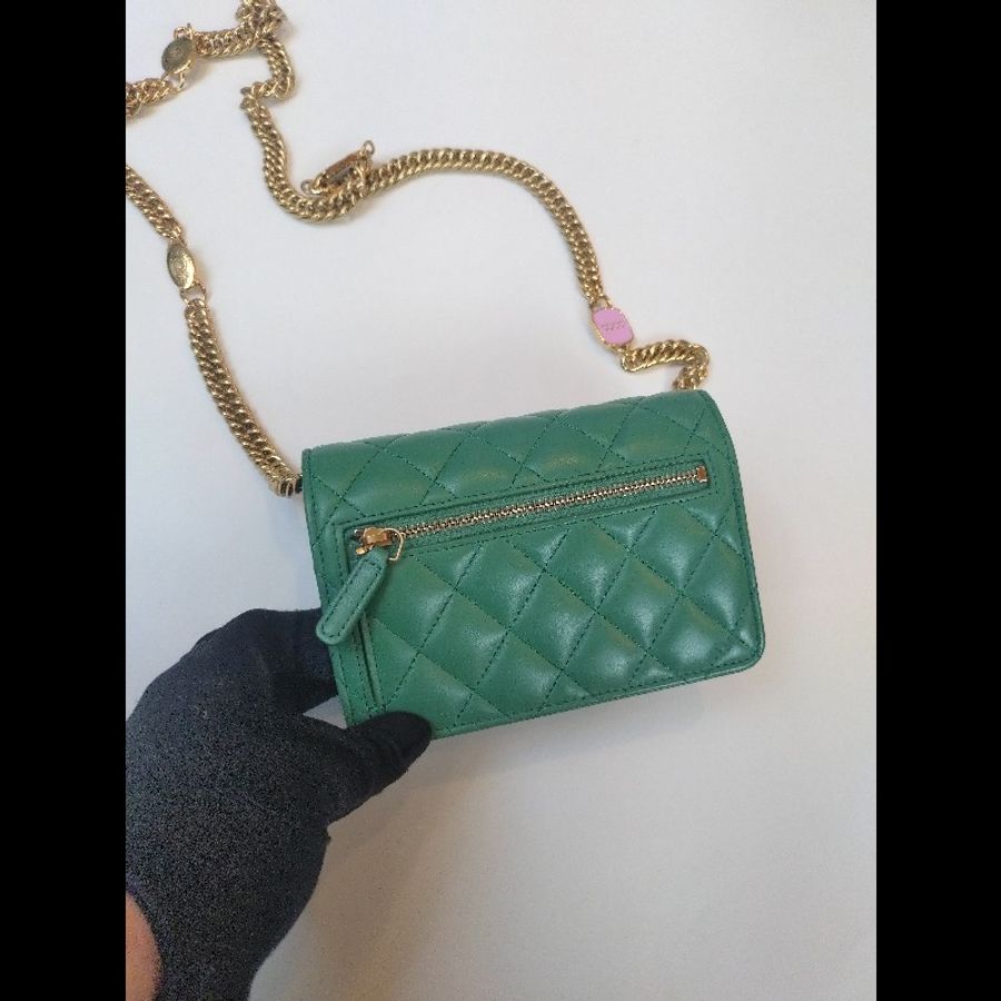Chanel 粉牌飾金鍊水綠羊皮斜背小口蓋包 15-9