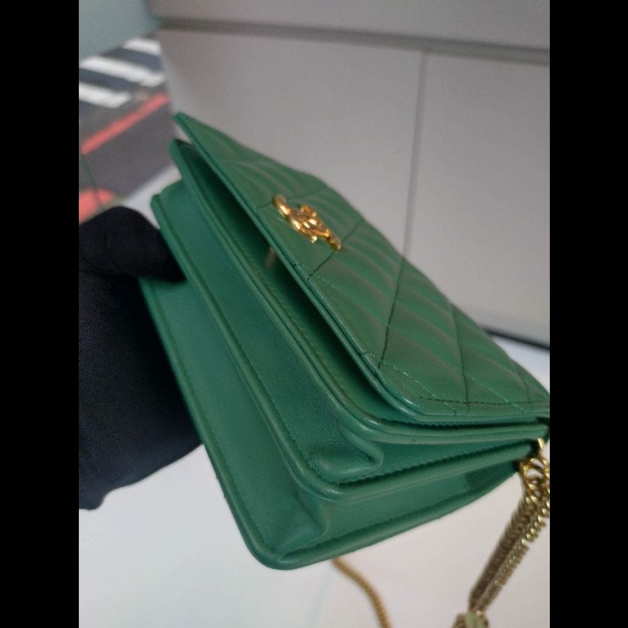 Chanel 粉牌飾金鍊水綠羊皮斜背小口蓋包 15-10