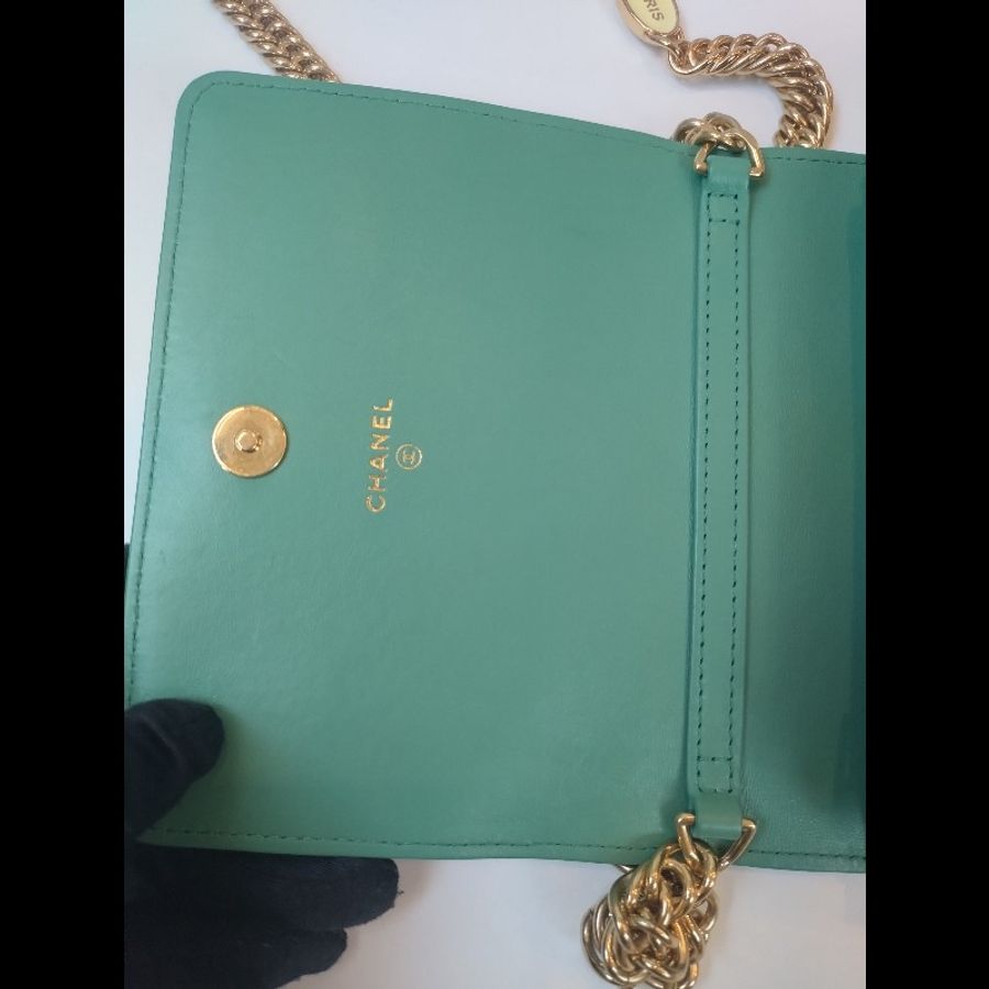 Chanel 粉牌飾金鍊水綠羊皮斜背小口蓋包 15-19