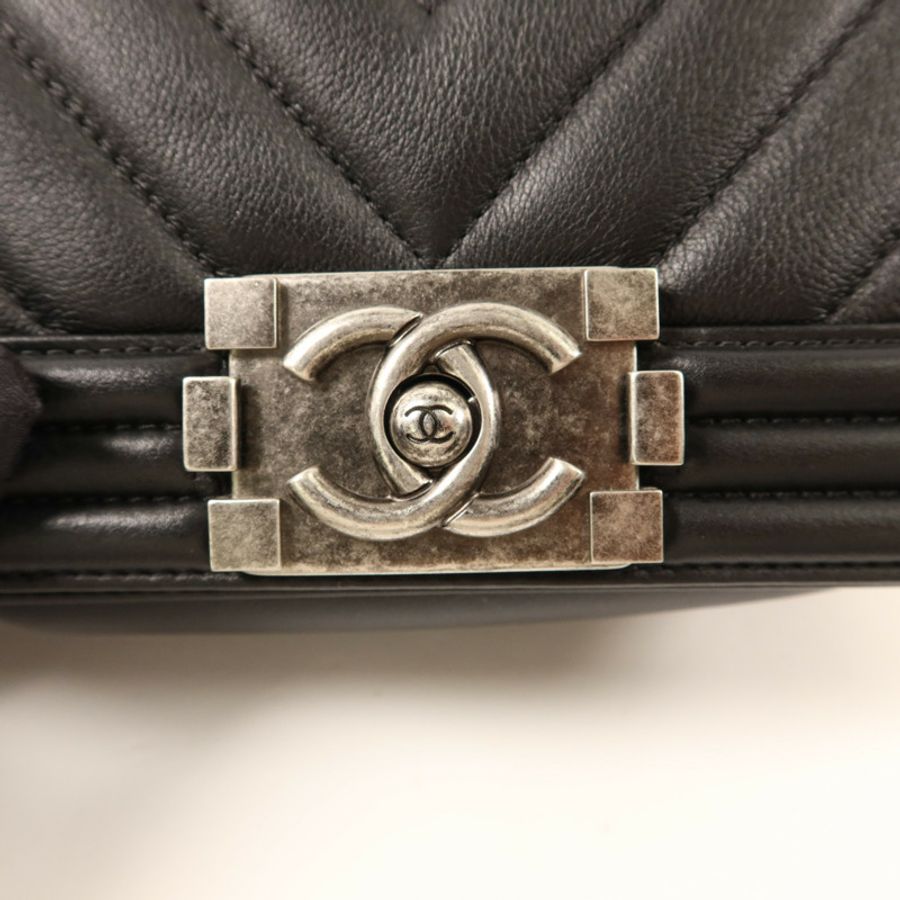 CHANEL 牛皮皮革Boy 20鏈帶肩背袋-9