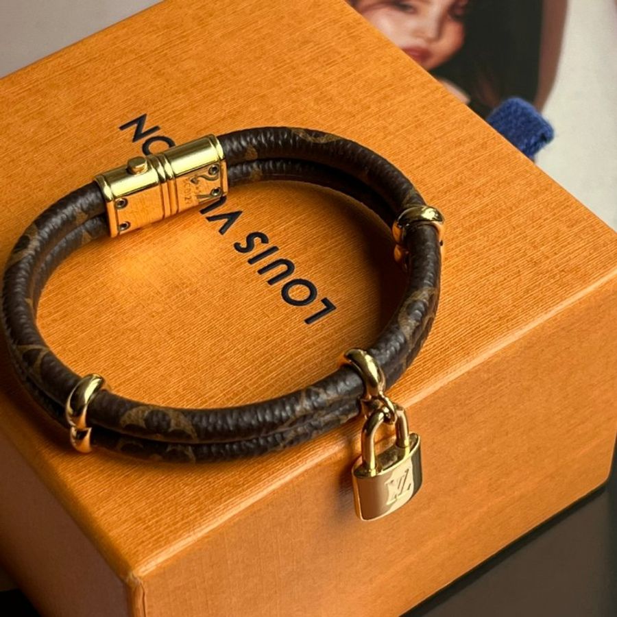 ::LOUIS VUITTON:: LV M8109E Keep It Twice 經典花紋鎖頭手環-0