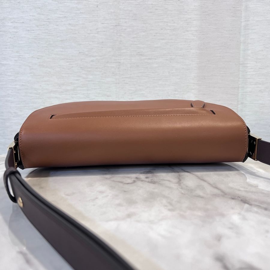 Burberry焦糖牛皮深咖背帶金釦半圓下蓋肩斜背包-5