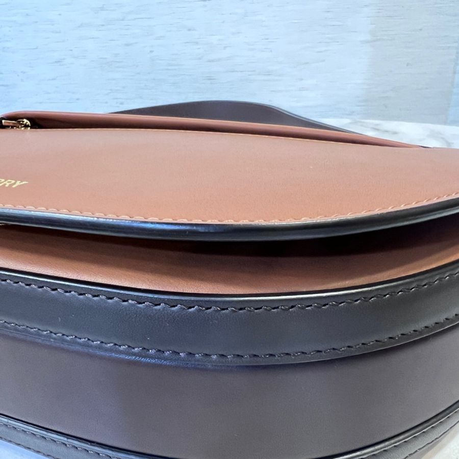 Burberry焦糖牛皮深咖背帶金釦半圓下蓋肩斜背包-8
